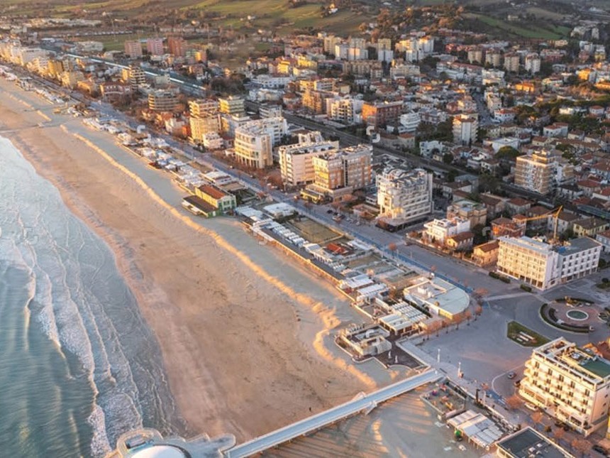 Foto del lungo mare di Senigallia dall'alto, ci sono case fronte mare all'alba